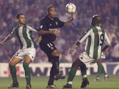 Ronaldo, entre Ito (a la izquierda) y Assunçao, intenta dominar el balón.