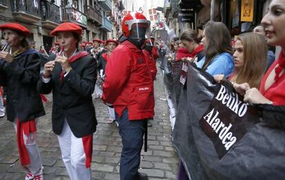 Las protestas se suceden en el desarrollo del Alarde de Hondarribia.