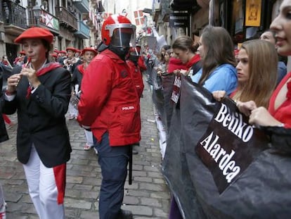 Las protestas se suceden en el desarrollo del Alarde de Hondarribia.