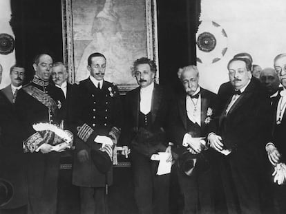 Albert Einstein, con el rey Alfonso XIII a su derecha y el físico Blas Cabrera, segundo a su izquierda, el 4 de marzo de 1923, en Madrid.