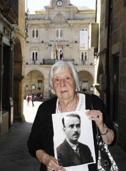 Lolita, hija de Manuel Suárez, con una fotografía suya.