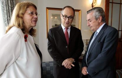 La presidenta de la Comisión Nacional del Mercado de Valores (CNMV), Elvira Rodríguez; el subgobernador del Banco de España, Fernando Restoy y el presidente de la Comisión Nacional de los Mercados y la Competencia (CNMC), José María Marín. esta mañana.