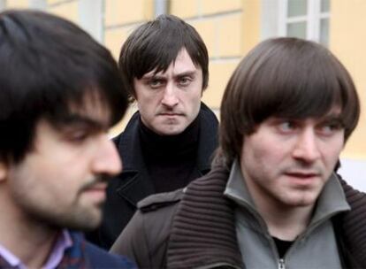 Dos de los acusados, los hermanos Majmúdov (derecha y centro), en enero.
