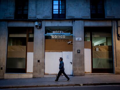 Un transeúnte pasa ante un hotel cerrado en Barcelona, la semana pasada.