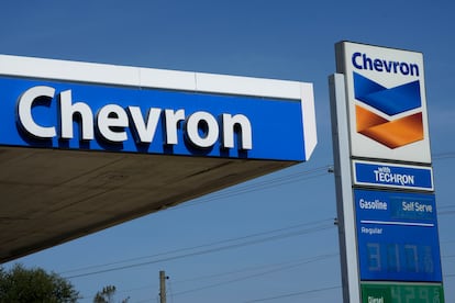 El logo de Chevron, en una estación de servicio de Columbus (Misuri). 