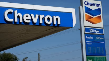 El logo de Chevron, en una estación de servicio de Columbus (Misuri).