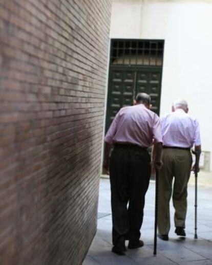 Dos hombres caminan en Sevilla