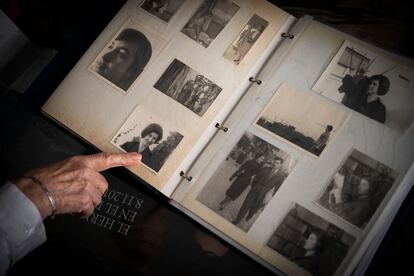 Álbum de fotos con recuerdos de Dionisia García.