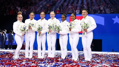 Joscelyn Roberson, Sunisa Lee, Hezly Rivera, Jade Carey, Simone Biles, Jordan Chiles y Leanne Wong, seleccionadas para el equipo olímpico de gimnasia femenina, en Minneapolis, el 30 de junio.