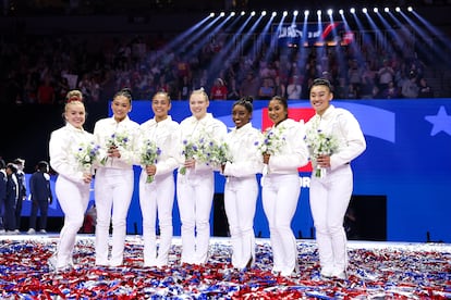 Joscelyn Roberson, Sunisa Lee, Hezly Rivera, Jade Carey, Simone Biles, Jordan Chiles y Leanne Wong, seleccionadas para el equipo olímpico de gimnasia femenina, en Minneapolis, el 30 de junio.