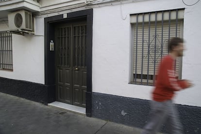 Un vecino de Dos Hermanas (Sevilla) pasa por el edificio donde ha sido hallado un cadáver.