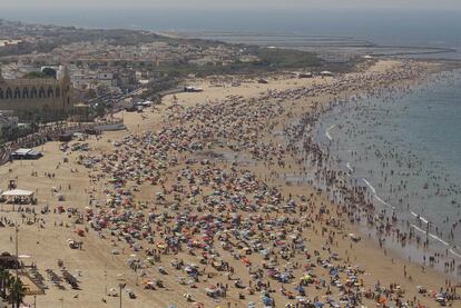 La playa de Regla (Chipiona, Cádiz), vista ayer desde el faro más alto de España.