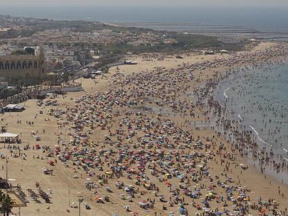 La playa de Regla (Chipiona, Cádiz), vista ayer desde el faro más alto de España.