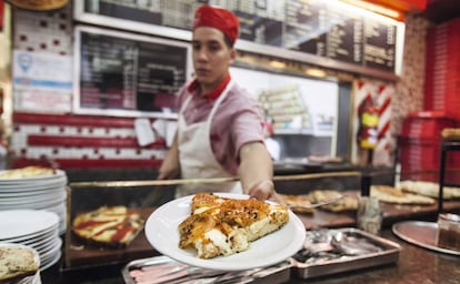 Escena en el restaurante Güerrín, templo de la pizza porteña.