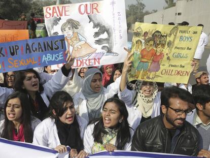 Protesta contra el asesinato de Zainab Ansari, este viernes en Lahore.