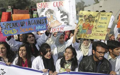 Protesta contra el asesinato de Zainab Ansari, este viernes en Lahore.