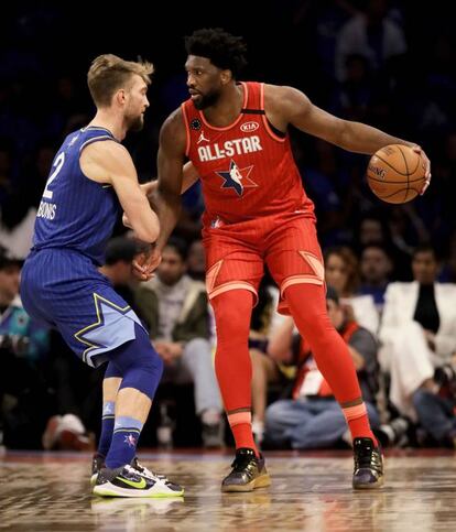 Sabonis intenta frenar a Embiid.