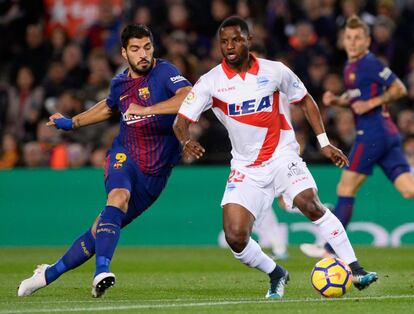 Mubarak Wakaso pelea un balón con el barcelonista Luis Suárez.