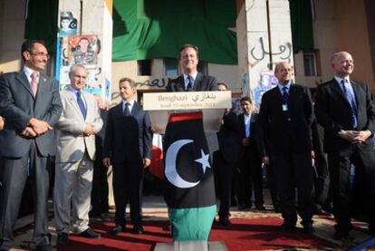 David Cameron habla en Bengasi, con Nicolas Sarkozy a su derecha, el 15 de septiembre de 2011.