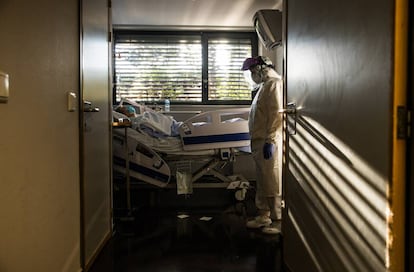 A coronavirus patient in La Paz hospital in Madrid.