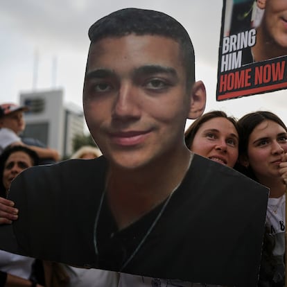 People watch a live broadcast of Israeli-American soldier Edan Alexander as he is released from Hamas captivity in Gaza, at a plaza known as the hostages square in Tel Aviv, Monday, May 12, 2025. Alexander was abducted during the Hamas-led attack on his base on October 7, 2023. (AP Photo/Oded Balilty)