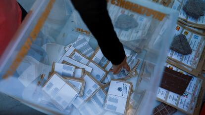 Un funcionario de casilla cuenta los votos para diputaciones federales en la ciudad de Chihuahua, el 2 de junio.