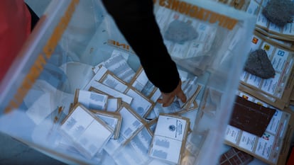 Un funcionario de casilla cuenta los votos para diputaciones federales en la ciudad de Chihuahua, el 2 de junio.