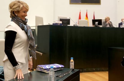 Aguirre, en el pleno municipal de febrero, con Carmena al fondo. 