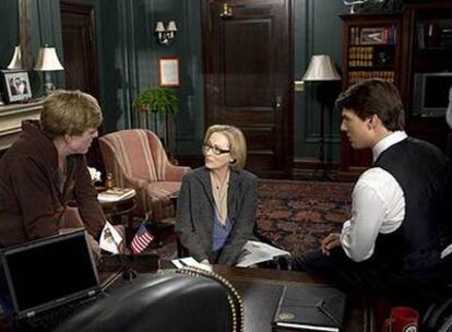Robert Redford, a la izquierda, Meryl Streep y Tom Cruise, en una escena de <i>Leones por corderos</i>.
