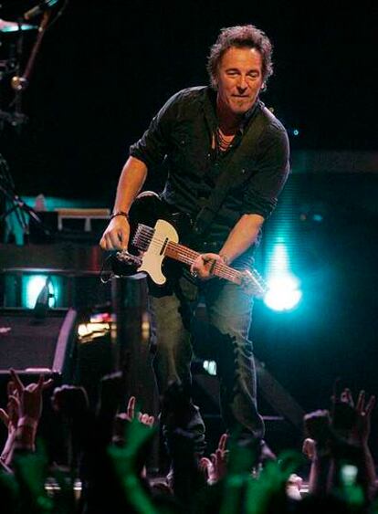 Bruce Springsteen toca la guitarra durante su actuación.