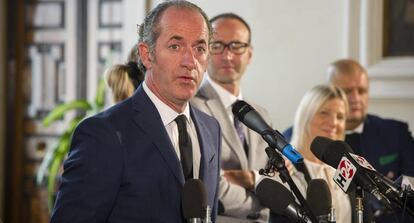 El presidente de la regi&oacute;n italiana del V&eacute;neto, Luca Zaia, ante la prensa en Venecia, tras el refer&eacute;ndum del domingo.