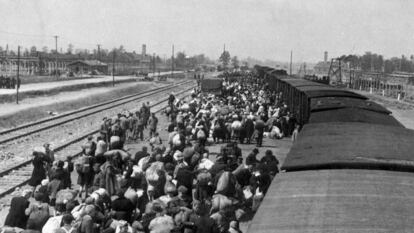 Prisioneros judíos, en el andén de llegada de Birkenau, el campo de exterminio del complejo de Auschwitz, en mayo de 1944. La imagen forma parte del conocido como Álbum de Auschwitz, depositado en el Museo Yad Vashem de Jerusalén.