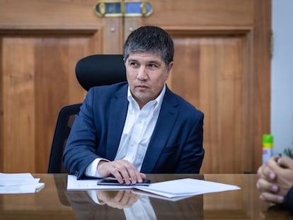 Manuel Monsalve en su oficina en La Moneda