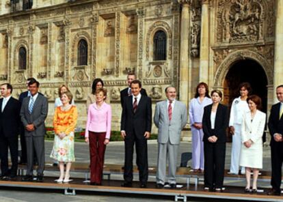 Los miembros del Gobierno posan ante el hostal de San Marcos de León, donde se ha celebrado el Consejo de Ministros.