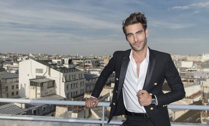 El modelo y actor Jon Kortajarena en París el pasado martes.