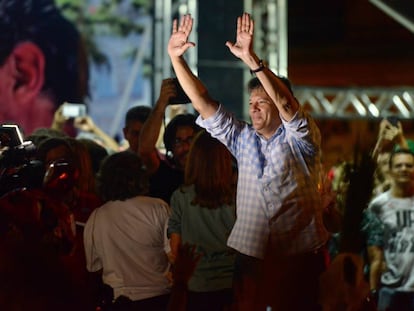 Fernando Haddad saluda a sus seguidores durante un mitin en Recife