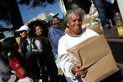 Reparto de alimentos organizado por el Gobierno venezolano en el barrio 23 de Enero, en Caracas.