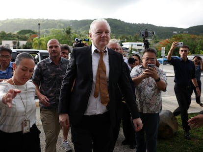 El fundador de WikiLeaks, Julian Assange, llega a un Tribunal de Distrito de los Estados Unidos en Saipán, este miércoles.