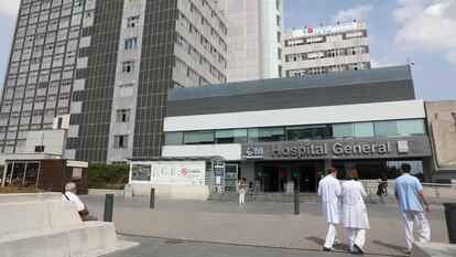 Varios trabajadores sanitarios pasean por las inmediaciones de la puerta del Hospital de La Paz, en Madrid.
