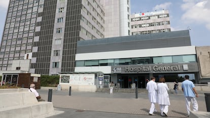 Varios trabajadores sanitarios pasean por las inmediaciones de la puerta del Hospital de La Paz, en Madrid.