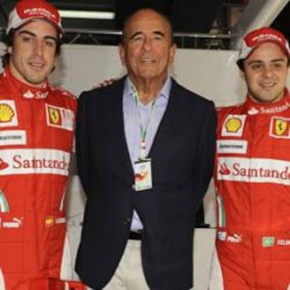 El presidente del Banco Santander, Emilio Botín, en el garaje de Ferrari del circuito de Bahréin junto a los pilotos Fernando Alonso y el brasileño Felipe Massa.