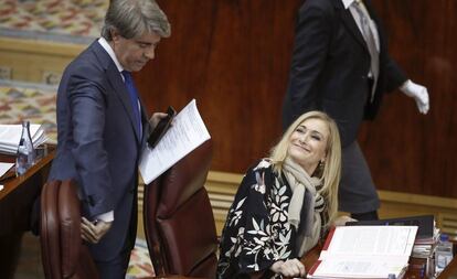 El presidente del Canal de Isabel II y número dos del Gobierno de la Comunidad de Madrid, Ángel Garrido, junto a la presidenta madrileña Cristina Cifuentes.