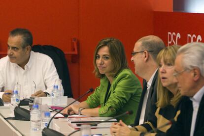 Carme Chacón, en el centro de la imagen, flanqueada por el exministro Celestino Corbacho (izquierda) y José Zaragoza.