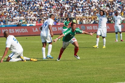 Javier Hern&aacute;ndez celebra su gol ante Honduras