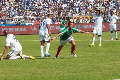 Javier Hernández celebra su gol ante Honduras