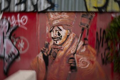 Una pintada que representa un san Fermín triste en los corralillos donde se guardan los toros que se lidian habitualmente durante las fiestas de San Fermín, el 9 de julio.