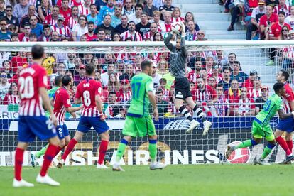 El portero del Betis Pau López atrapa un balón del Atlético de Madrid.