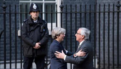 Theresa May recibe a Jean-Claude Juncker a las puertas del n&uacute;mero 10 de Downing Street el pasado 26 de abril