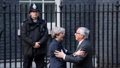 Theresa May recibe a Jean-Claude Juncker a las puertas del n&uacute;mero 10 de Downing Street el pasado 26 de abril