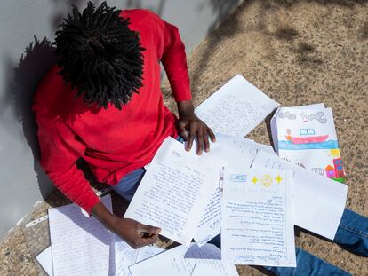 Prince lee las cartas que recibió de los alumnos de Avilés, en los alrededores del centro donde vive en Gran Canaria.